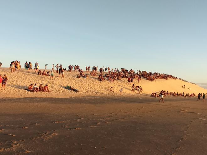 Duna do Pôr do Sol, na Vila de Jericoacoara, localizada dentro do Parque Nacional de Jericoacoara