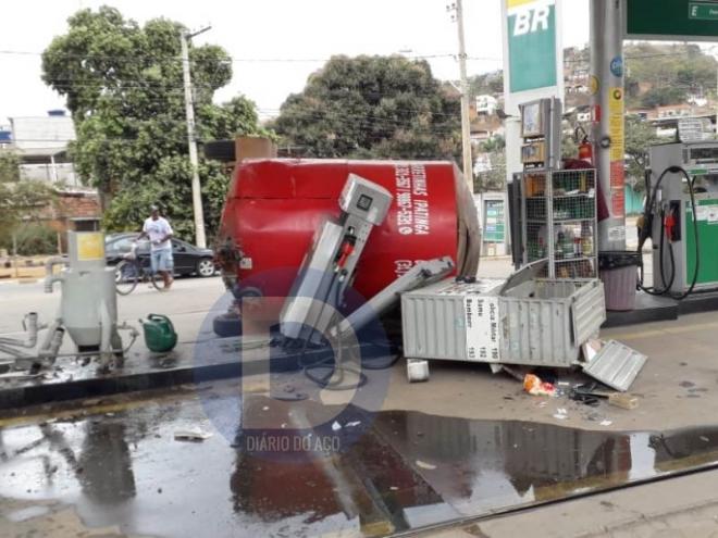 A carretinha arrancou uma bomba de combustíveis e ainda derrubou o caixa do posto
