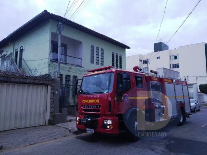 Os militares dos bombeiros agiram rápido para o fogo não espalhar
