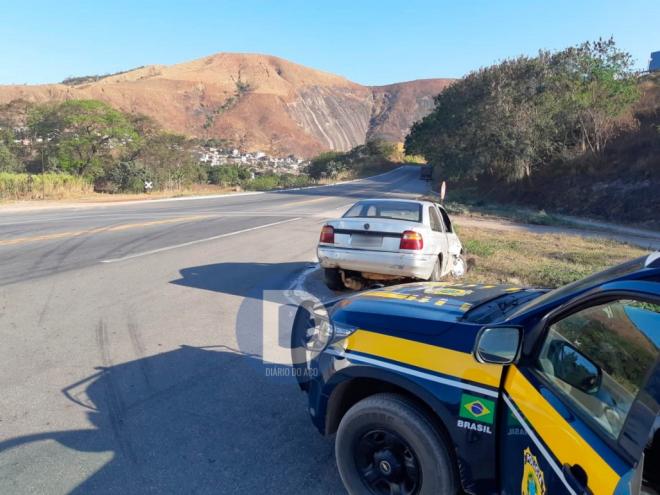 Motorista bateu um VW Logus e fugiu a pé do local do acidente 