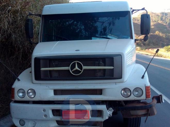  Motorista completamente embriagado atingiu esse caminhão na BR-381