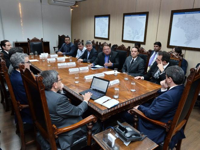 Ministro Tarcísio Gomes de Freitas recebeu documento de Celinho do Sinttrocel, acompanhado de outros parlamentares