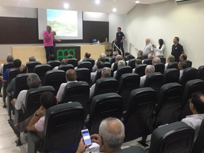 Nesta quinta-feira, o prefeito detalhou o pacote de obras em reunião com aposentados no auditório da AAPI