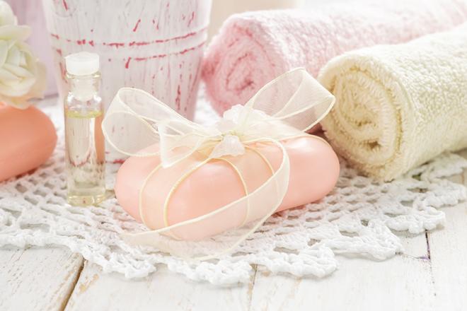 Combine sabonetes, óleos e velas para perfumar bastante o ambiente numa mesma fragrância
