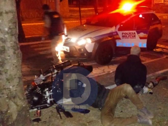 Os dois presos junto à motocicleta furtada no bairro Ana Rita, em Timóteo