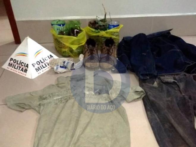 As roupas usadas no assalto foram apreendidas juntamente com pequenos pés de maconha