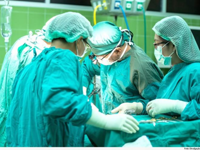 Apenas na quarta vez em que a paciente foi ao plantão, recebeu o dianóstico de apendicite; ela precisou se submeter a uma cirurgia de urgência
