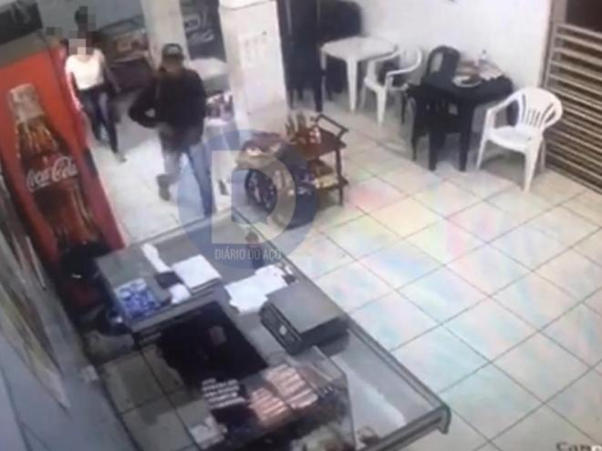 O assaltante rendeu as vítimas no estabelecimento onde roubou um celular
