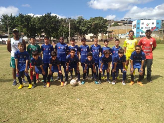 No time do Atlântico, do bairro Bom Jardim, a jovem Marília Pâmela joga entre os meninos