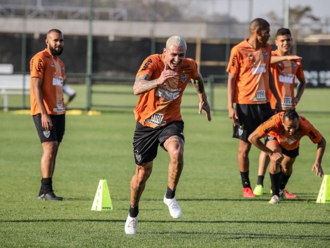 Vinícius é um dos titulares para o confronto deste domingo