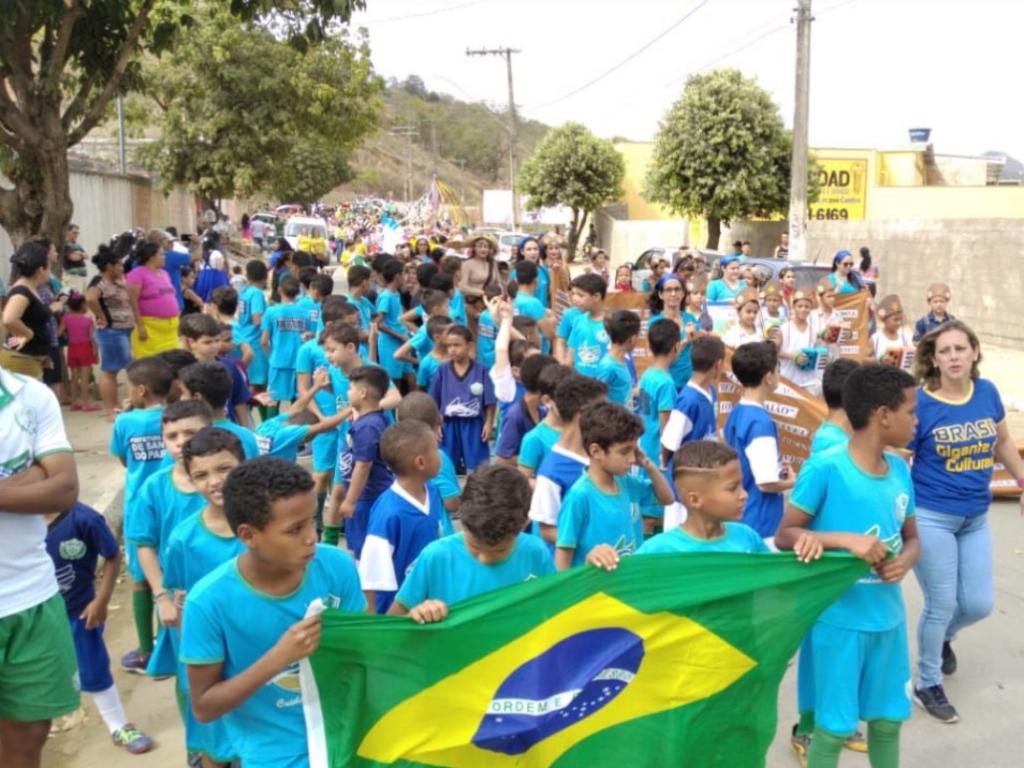 Desfile destacando pontos da história e cultura do Brasil marcou o 7 de Setembro em Santana do Paraíso 
