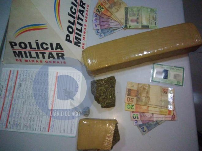 As barras de maconha estavam escondidas no forro do porta-malas do carro parado pela PM