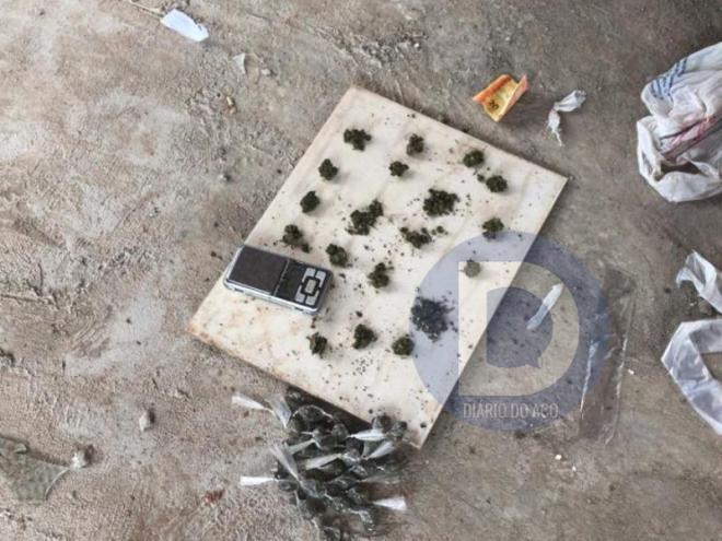 As porções de maconha estavam sendo embaladas no momento que chegaram os PMs
