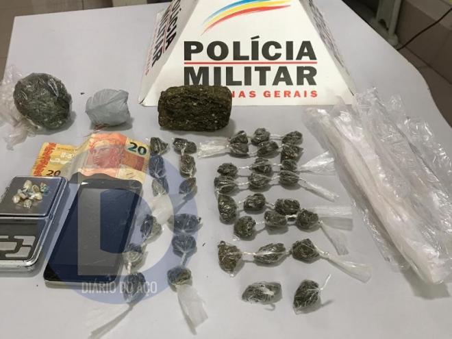 As porções de maconha apreendidas pelos policiais militares durante a abordagem