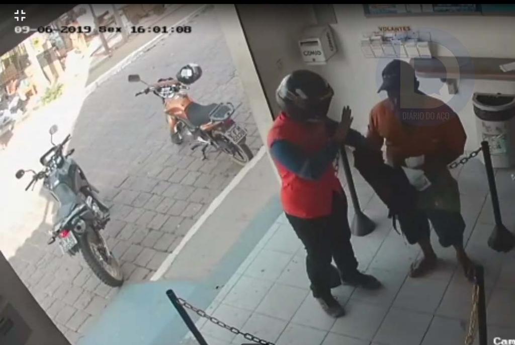 Assaltantes mantiveram capacete na cabeça durante roubo em lotérica 