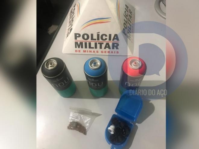 As latas de tinta spray e porção de maconha foram apreendidas pelos policiais militares