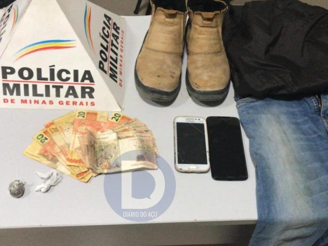Além das roupas usadas no dia do crime, apreendidas porções de maconha com os suspeitos