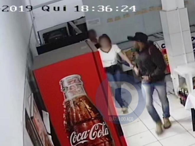 As roupas que o suspeito usava no dia do assalto foram apreendidas pela PM