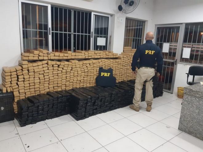 Em meio às caixas vazias, em carroceria de caminhão, estavam outras 54 caixas contendo 2.010 barras de maconha