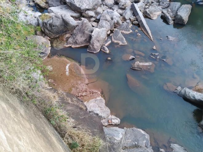 Carla foi encontrada caída à margem do rio Piracicaba, em Antônio Dias 