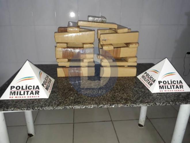 As barras de maconha estavam dentro de um saco, no banco de trás do carro