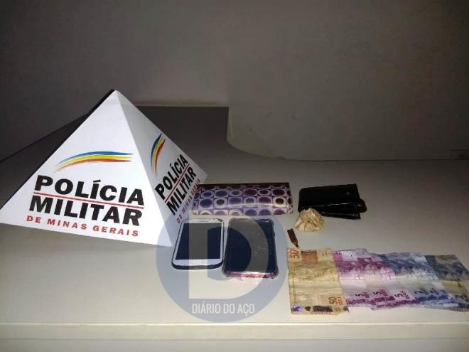 Um dos celulares roubado recuperado e apreendidos outros objetos com os cinco detidos