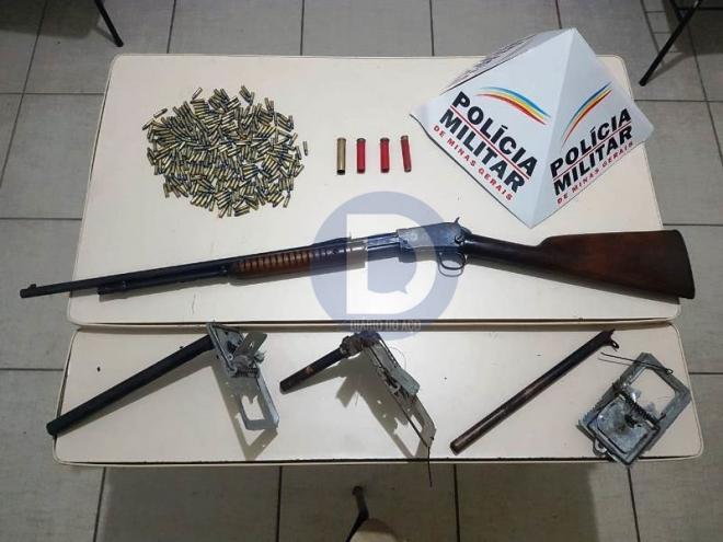 O rifle, a munição e os apetrechos de caça apreendidos pela PM