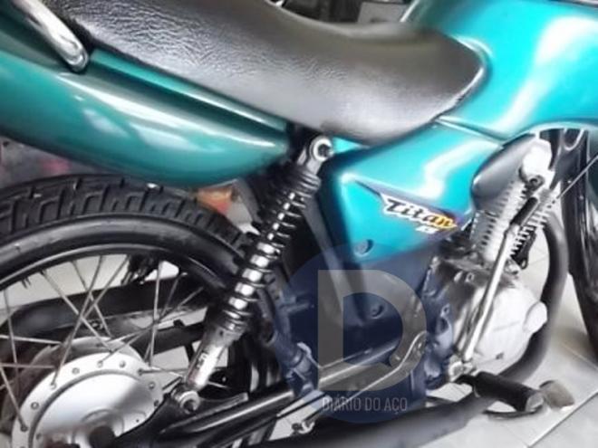A moto roubada é uma Honda Titan 125 KS verde