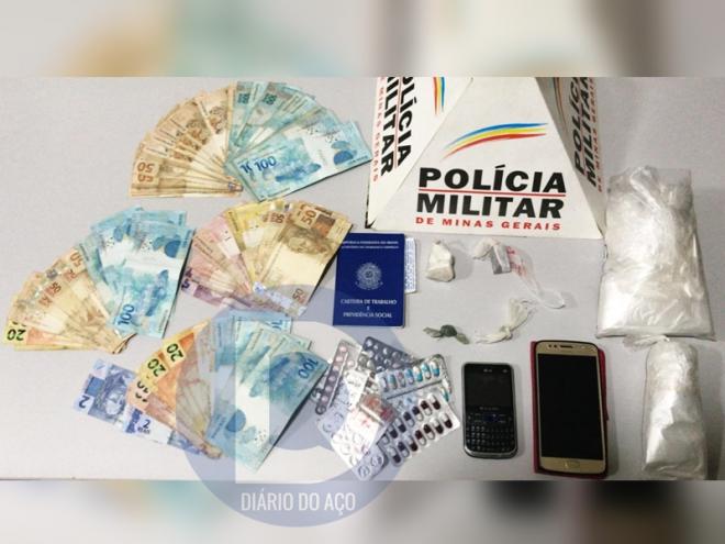 Mais de R$ 5 mil foram apreendidos pela Polícia Militar e porções de drogas