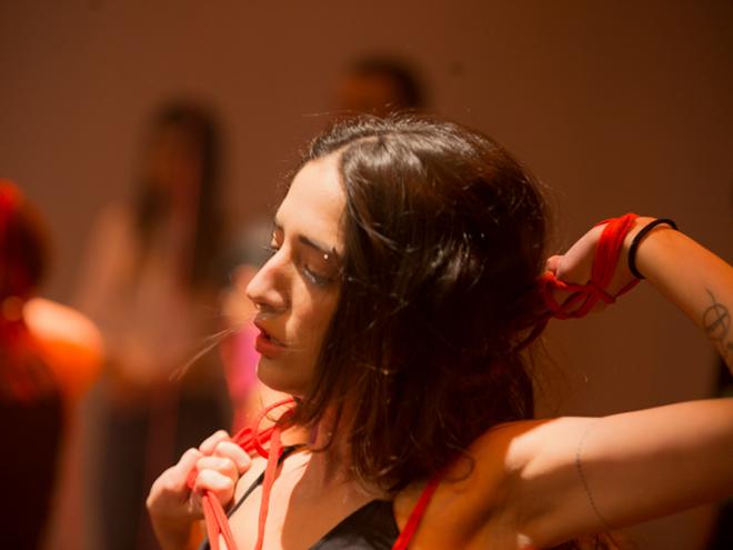 A atriz Ariel Bertola participa da oficina Roter Faden