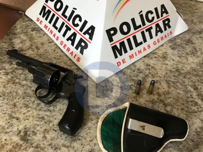 O revólver de calibre 32 apreendido pela PM na casa do jovem denunciado