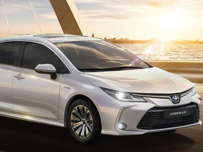 Versão Altis usa primeiro motor híbrido flex do país