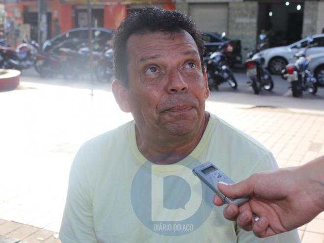 ''Eu não acredito em superstições. Meu pai mesmo falava demais sobre isso. Por exemplo, ele me contava que não podia passar debaixo de escada. Eu nem ligo para sexta-feira 13. Agora, mula sem cabeça e lobisomem eu acredito. Quando eu morava em Dom Cavati, via muito vulto no meio da estrada, que desaparecia do nada. A minha porteira da roça abria sozinha de noite, sem ter ninguém. Então acredito em assombração, agora esse negócio de gato preto ou passar debaixo da escada é bobeira''. João Batista Pires, 58 anos, ajudante de pedreiro. 