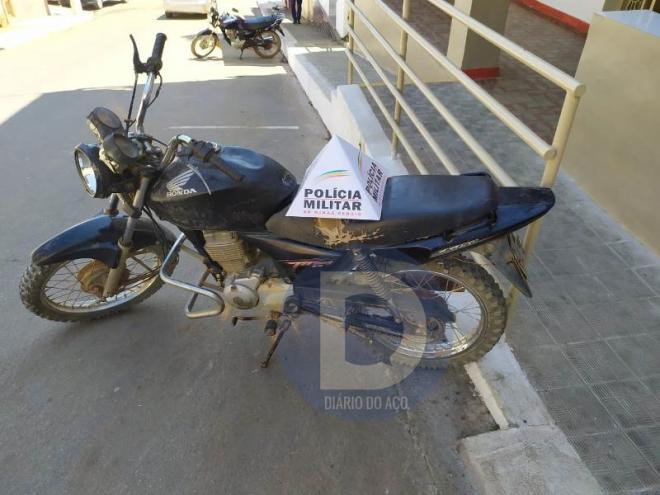 A moto apreendida pelos policiais militares foi removida ao pátio credenciado pelo Detran