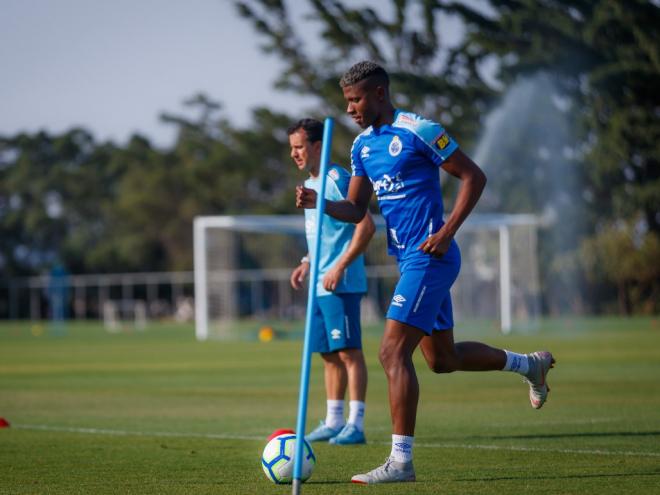 Orejuela retornou da seleção colombiana e será o titular da lateral direita no jogo de hoje