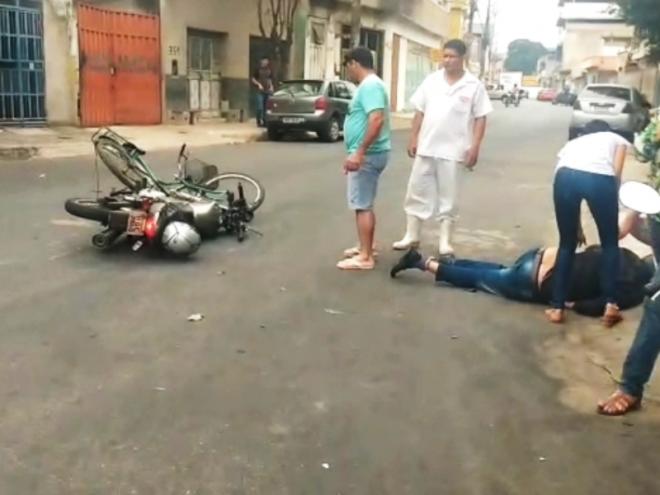 Populares atendem o motociclista até a chegada do socorro