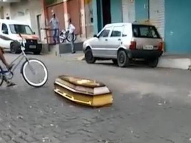 Pessoas que estavam na rua tentaram avisar ao motorista de carro funerário, mas ele não percebeu e seguiu viagem; retornou dez minutos depois, quando o caso já tinha virado um escândalo 
