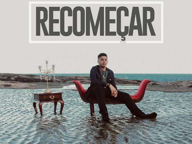 Uma praia foi o cenário da gravação de Robert Lucas