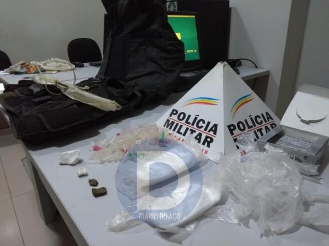 Os coletes e outros objetos apreendidos pelos policiais militares