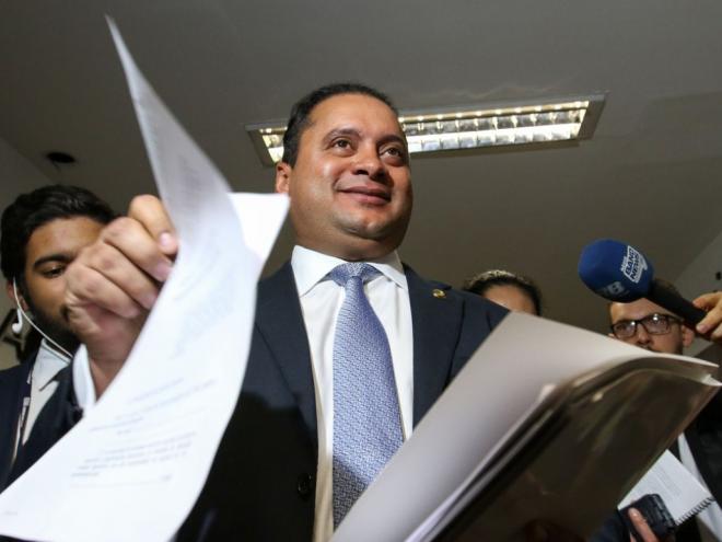 O relator da proposta, senador Weverton Rocha (PDT-MA), afirma o compromisso de deputados e senadores de destinar o mesmo valor de 2018, mas terá que enfrentar parlamentares que querem elevar o fundo partidário a R$ 3,7 bilhões