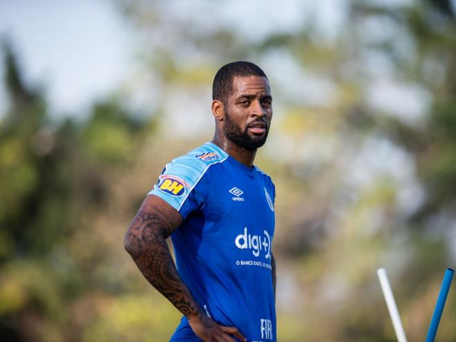 Zagueiro se recuperou de uma entorse no tornozelo direito e pode estar à disposição do técnico no sábado
