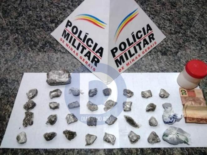 As porções de maconha localizadas depois da abordagem de dois jovens