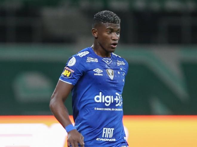  Lateral colombiano pode se ausentar do clube diante do Fluminense e da Chapecoense
