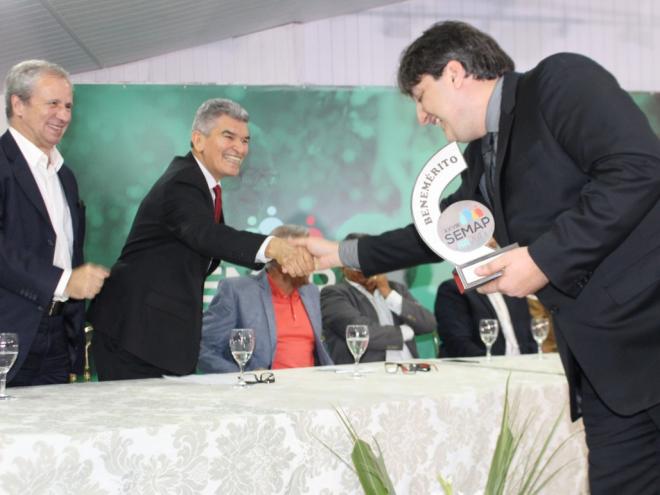 Américo Ferreira Netto, diretor executivo da Usiminas Ipatinga, recebeu o título de Benemérito das mãos do presidente da AAPI, Elias Caetano