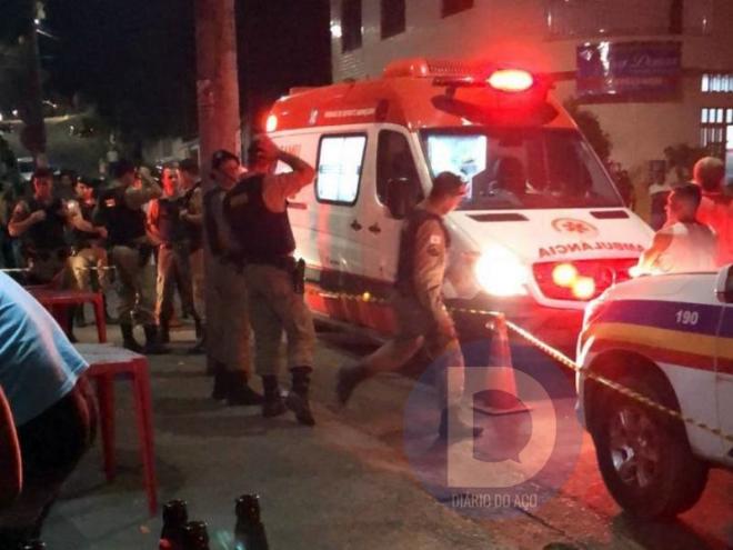 A vítima é atendida pelo resgate do Samu na porta do bar, onde ocorreu a tentativa de homicídio