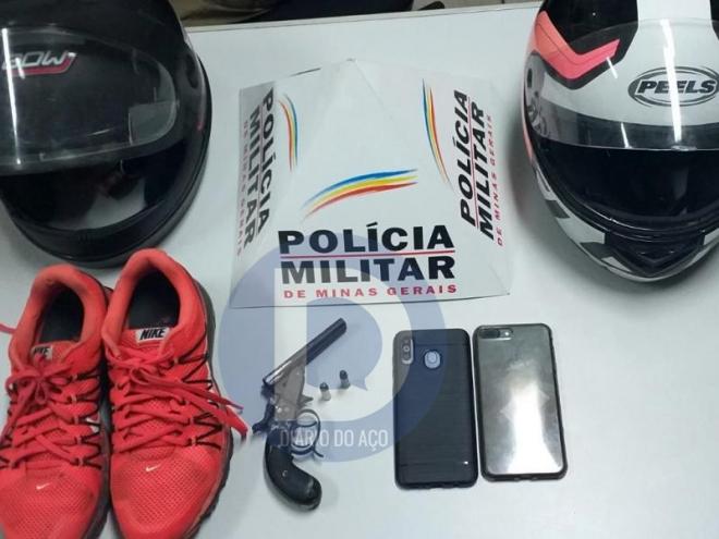 Os dois celulares roubados foram apreendidos com a garrucha usada no crime