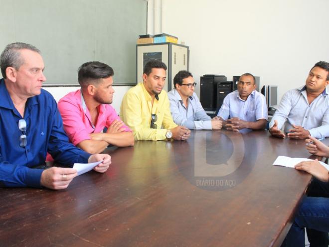 Prefeito Jovani concedeu entrevista acompanhado pelo seu vice e por vereadores do município 