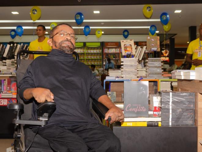 Além das diferenças: conheça a história de Carlos Reis Agni, que superou a deficiência para fazer a diferença através da literatura