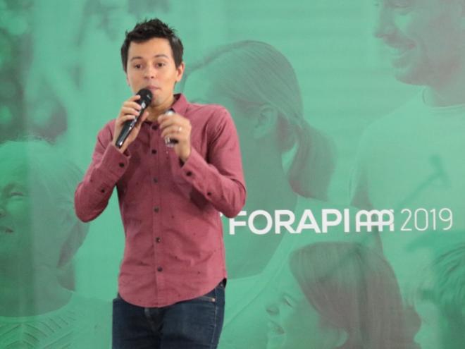 Júnior Miranda abriu o último dia do Forapi com uma palestra voltada para novas formas de pensar e agir