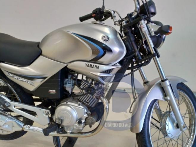 A moto roubada, uma YBR 125 prata, foi usada em um assalto a posto de combustíveis